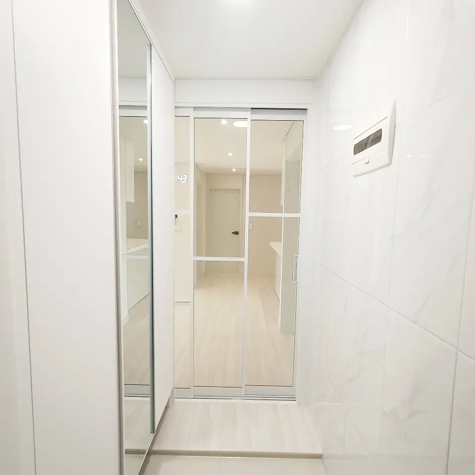 아파트 올리모델링 현관 붙박이 거울 수납장 시공